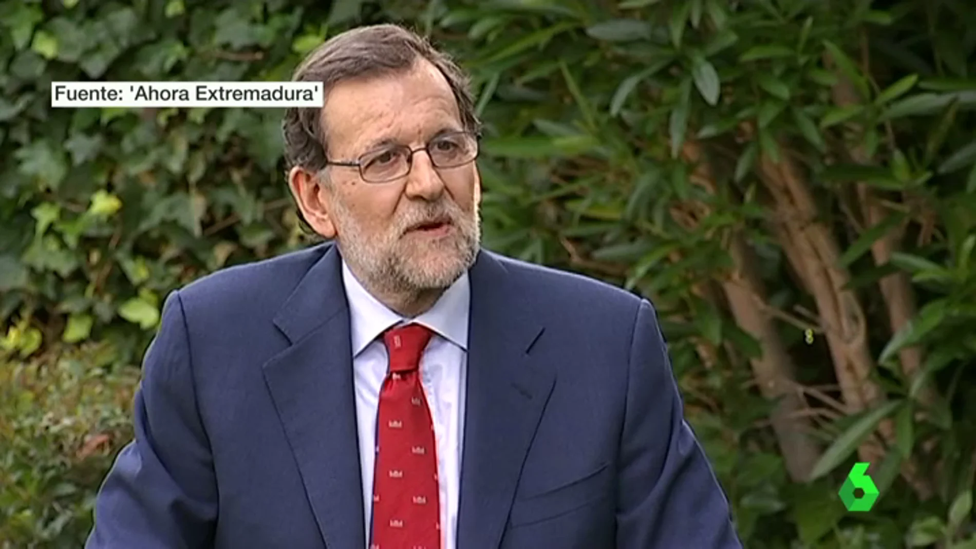 Frame 15.38089 de: Rajoy responde al vídeo electoral de Ciudadanos: "Leo el Marca y a mucha honra; además, no molesto a nadie"