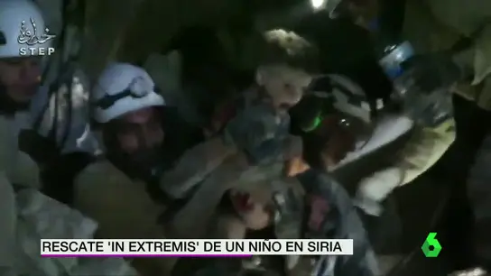 Niño rescatado de entre los escombros Niño rescatado de entre los escombros