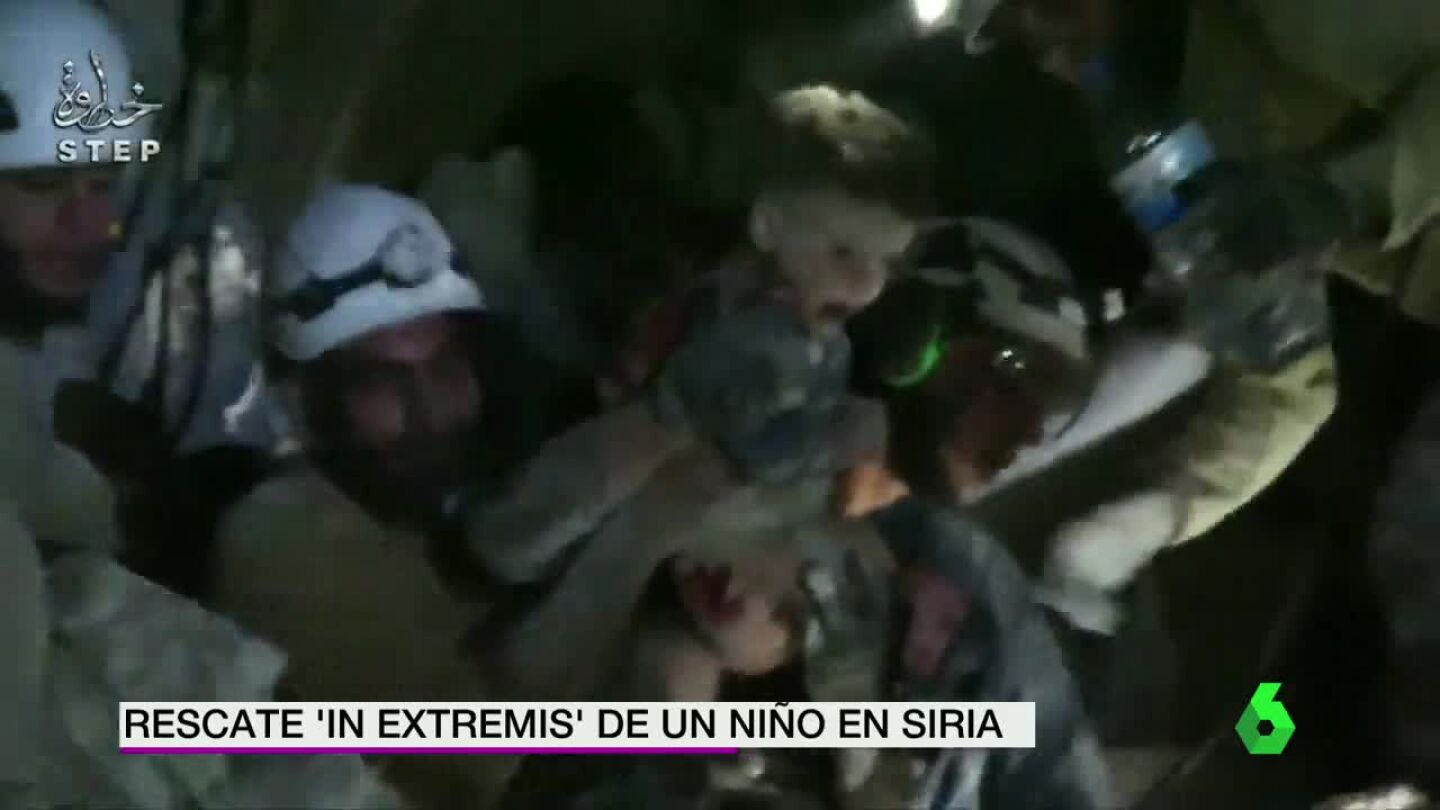 Ni&ntilde;o rescatado de entre los escombros