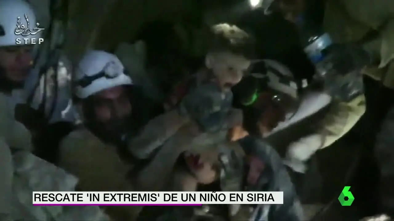 Niño rescatado de entre los escombros