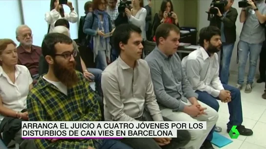 Frame 8.457383 de: Arranca el juicio a cuatro jóvenes por los disturbios de Can Vies en Barcelona Frame 8.457383 de: Arranca el juicio a cuatro jóvenes por los disturbios de Can Vies en Barcelona