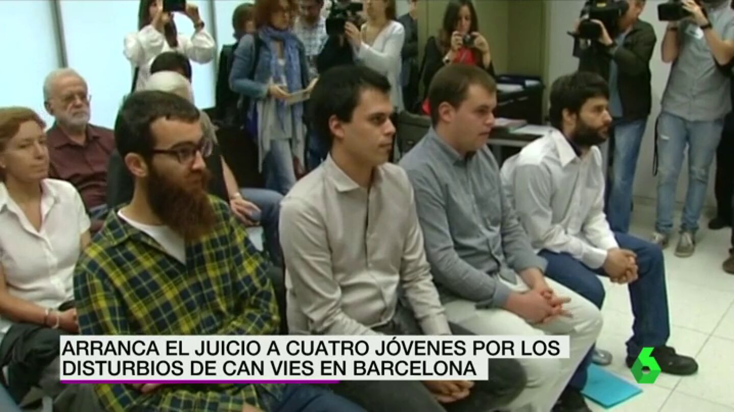 Frame 8.457383 de: Arranca el juicio a cuatro j&oacute;venes por los disturbios de Can Vies en Barcelona