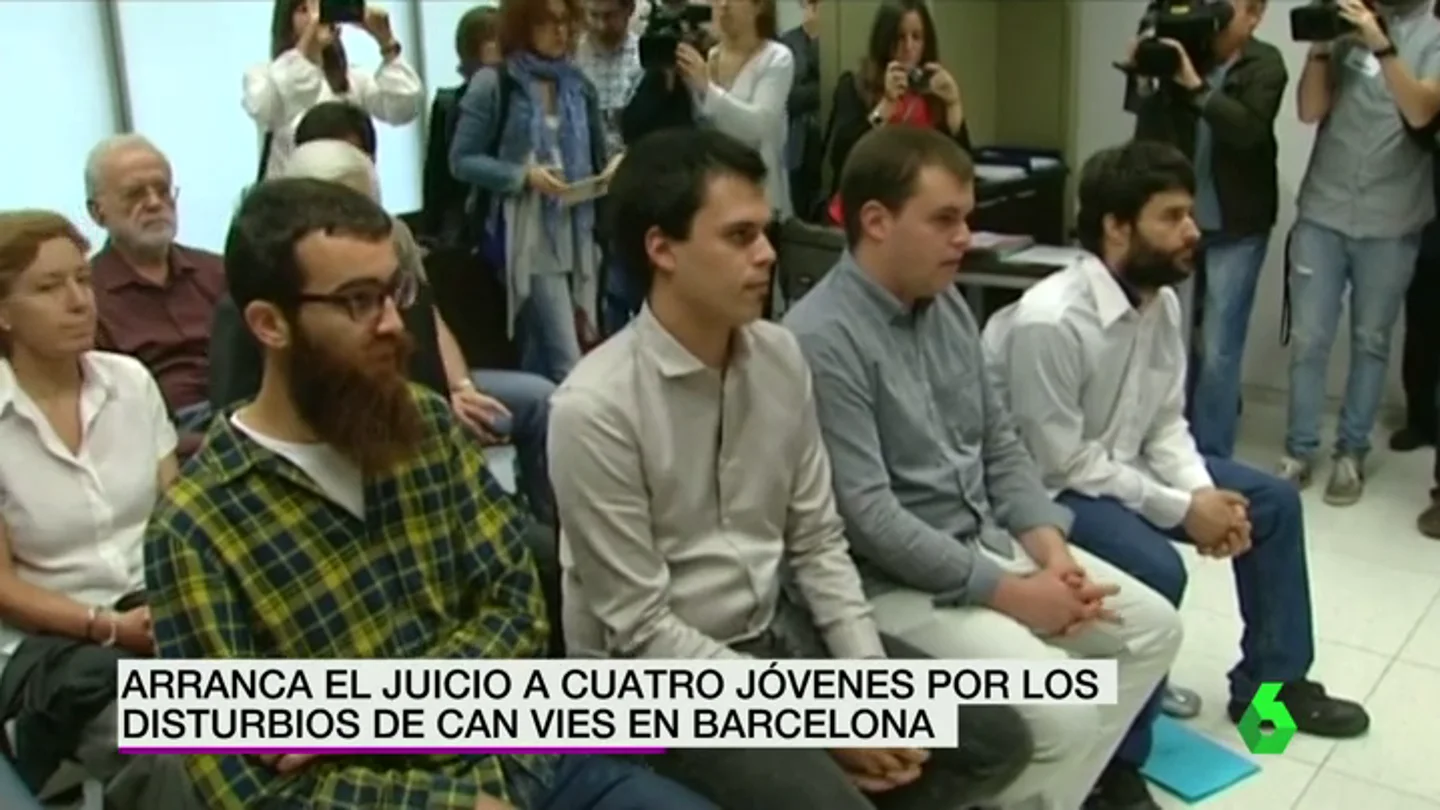 Frame 8.457383 de: Arranca el juicio a cuatro jóvenes por los disturbios de Can Vies en Barcelona Frame 8.457383 de: Arranca el juicio a cuatro jóvenes por los disturbios de Can Vies en Barcelona