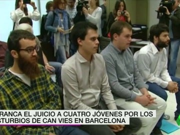 Frame 8.457383 de: Arranca el juicio a cuatro jóvenes por los disturbios de Can Vies en Barcelona Frame 8.457383 de: Arranca el juicio a cuatro jóvenes por los disturbios de Can Vies en Barcelona