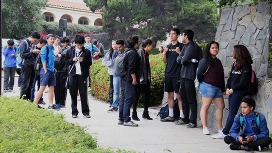 Estudiantes permanecen juntos durante las medidas de seguridad Estudiantes permanecen juntos durante las medidas de seguridad
