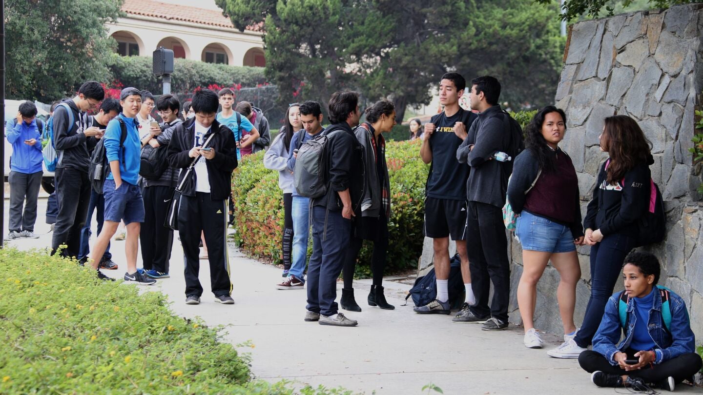 Estudiantes permanecen juntos durante las medidas de seguridad
