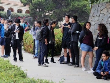Estudiantes permanecen juntos durante las medidas de seguridad Estudiantes permanecen juntos durante las medidas de seguridad