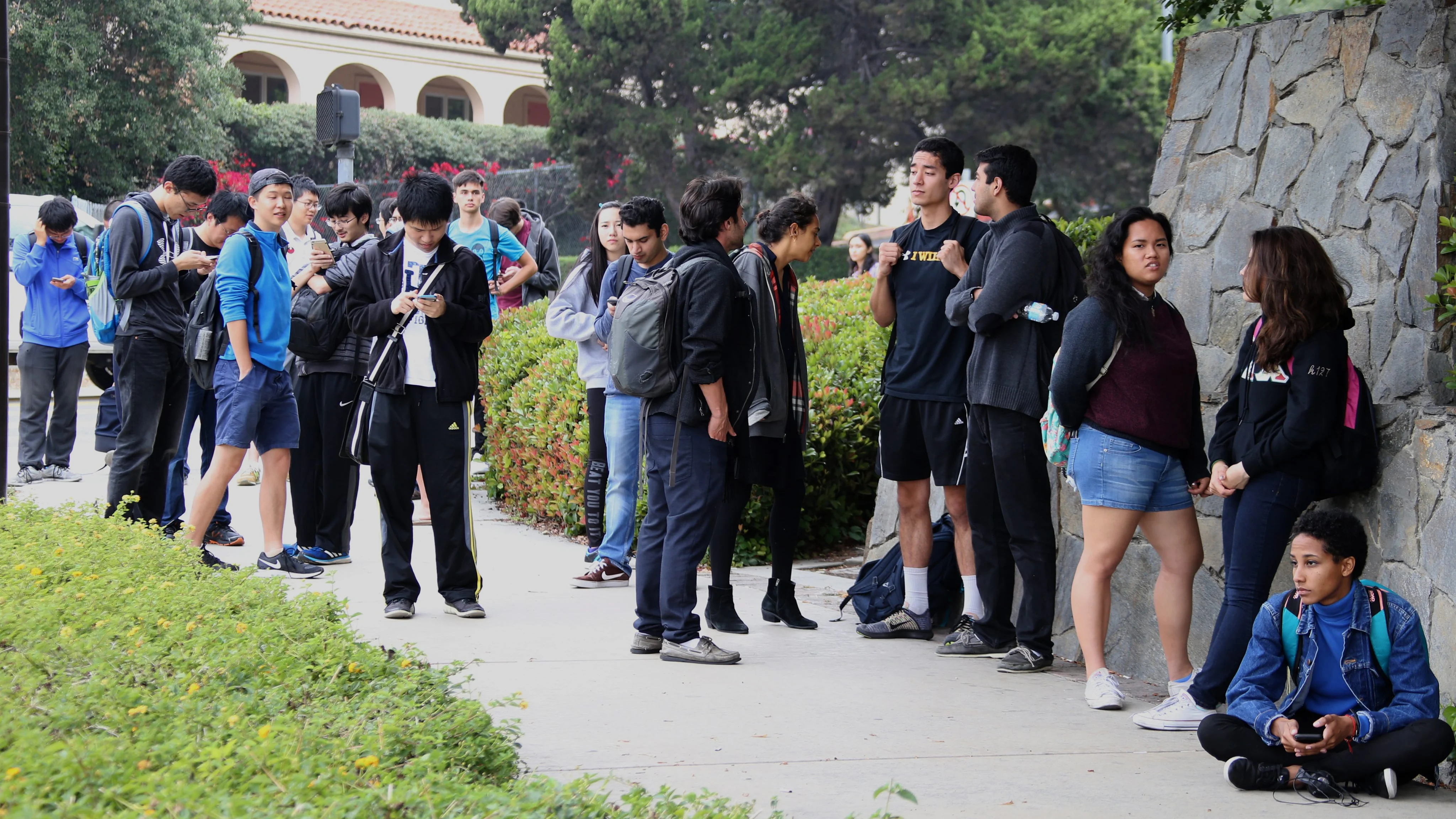 Estudiantes permanecen juntos durante las medidas de seguridad