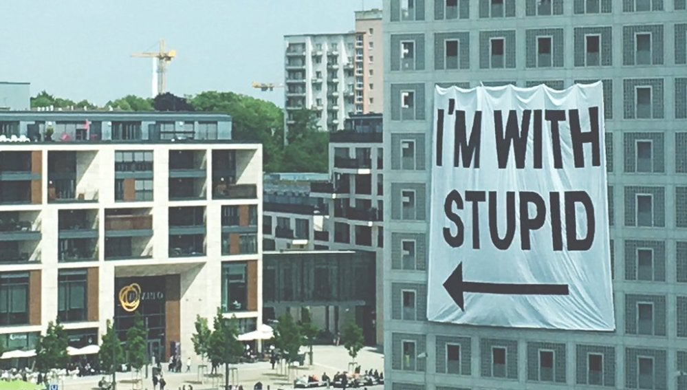 Cartel de 'I'm with a Stupid' en la biblioteca de Stuttgart