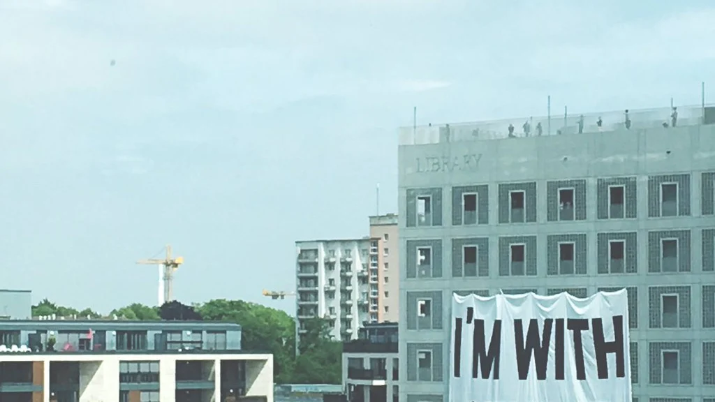 Cartel de 'I'm with a Stupid' en la biblioteca de Stuttgart