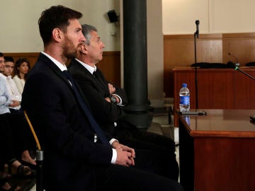 Leo Messi se sienta en el banquillo Leo Messi se sienta en el banquillo