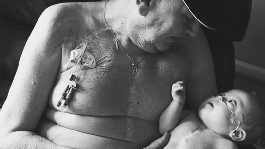 El abuelo junto a su nieto tras la operación a corazón abierto El abuelo junto a su nieto tras la operación a corazón abierto