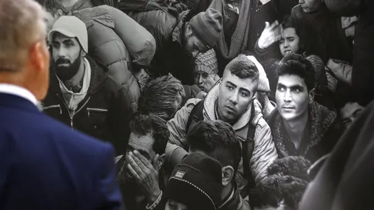 Un hombre observa una imagen que forma parte de la exposición fotográfica 'Caminos del exilio' Un hombre observa una imagen que forma parte de la exposición fotográfica 'Caminos del exilio'