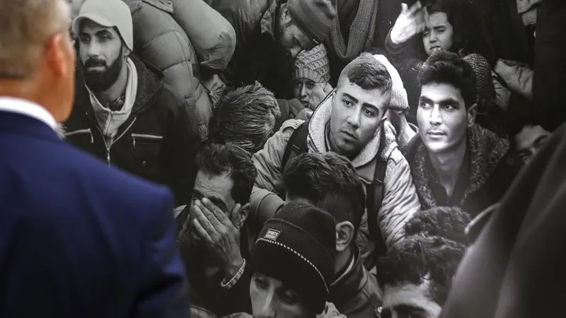 Un hombre observa una imagen que forma parte de la exposición fotográfica 'Caminos del exilio'