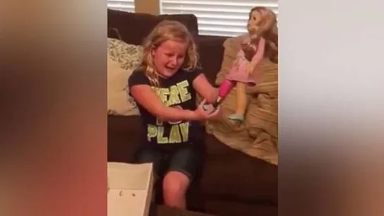 Emma no pudo contener las lágrimas al ver su nueva muñeca Emma no pudo contener las lágrimas al ver su nueva muñeca