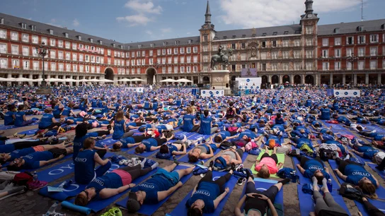 Miles de personas se unen contra la violencia machista en Madrid a través del yoga Miles de personas se unen contra la violencia machista en Madrid a través del yoga