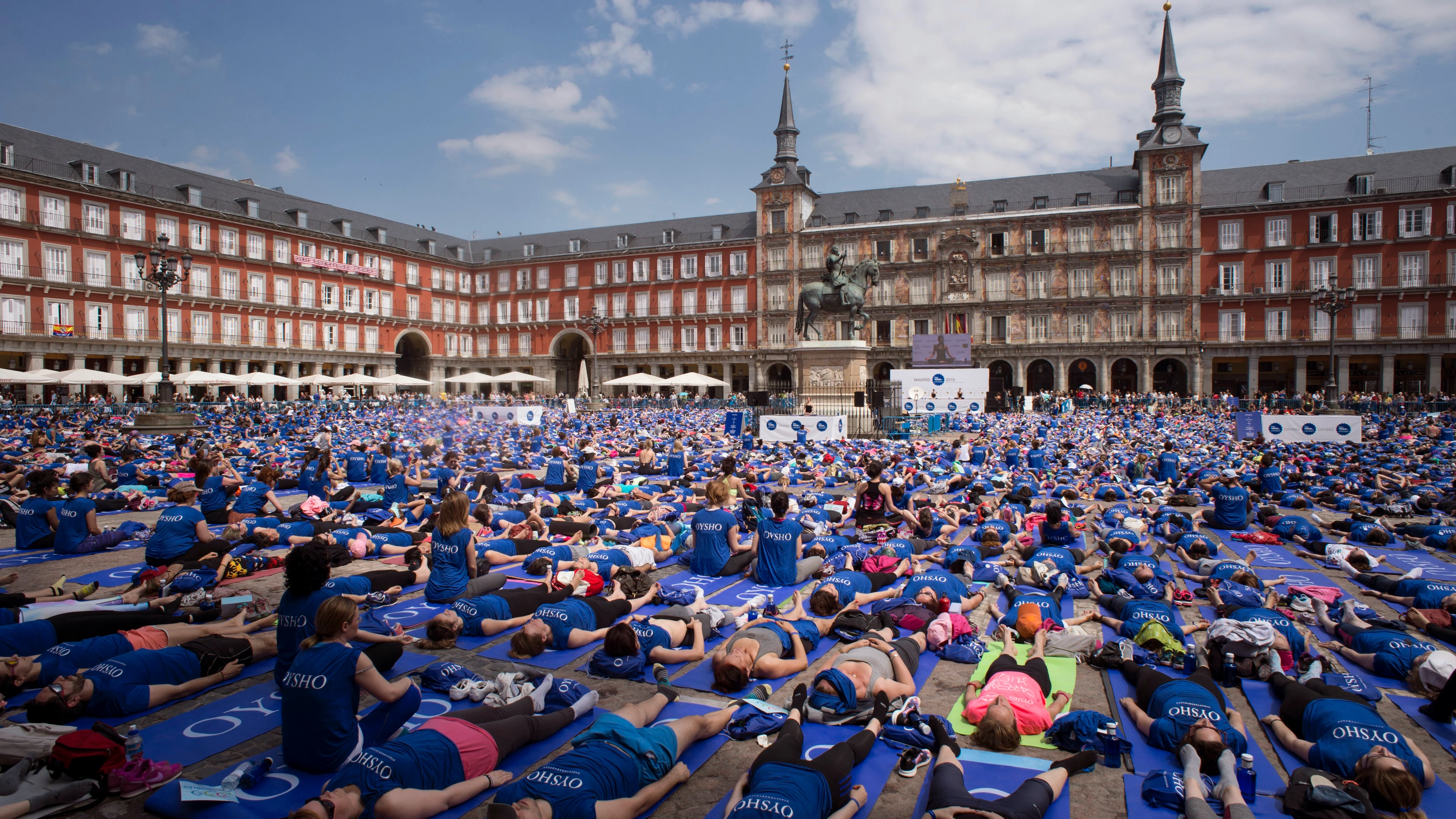 Miles de personas se unen contra la violencia machista en Madrid a través del yoga 