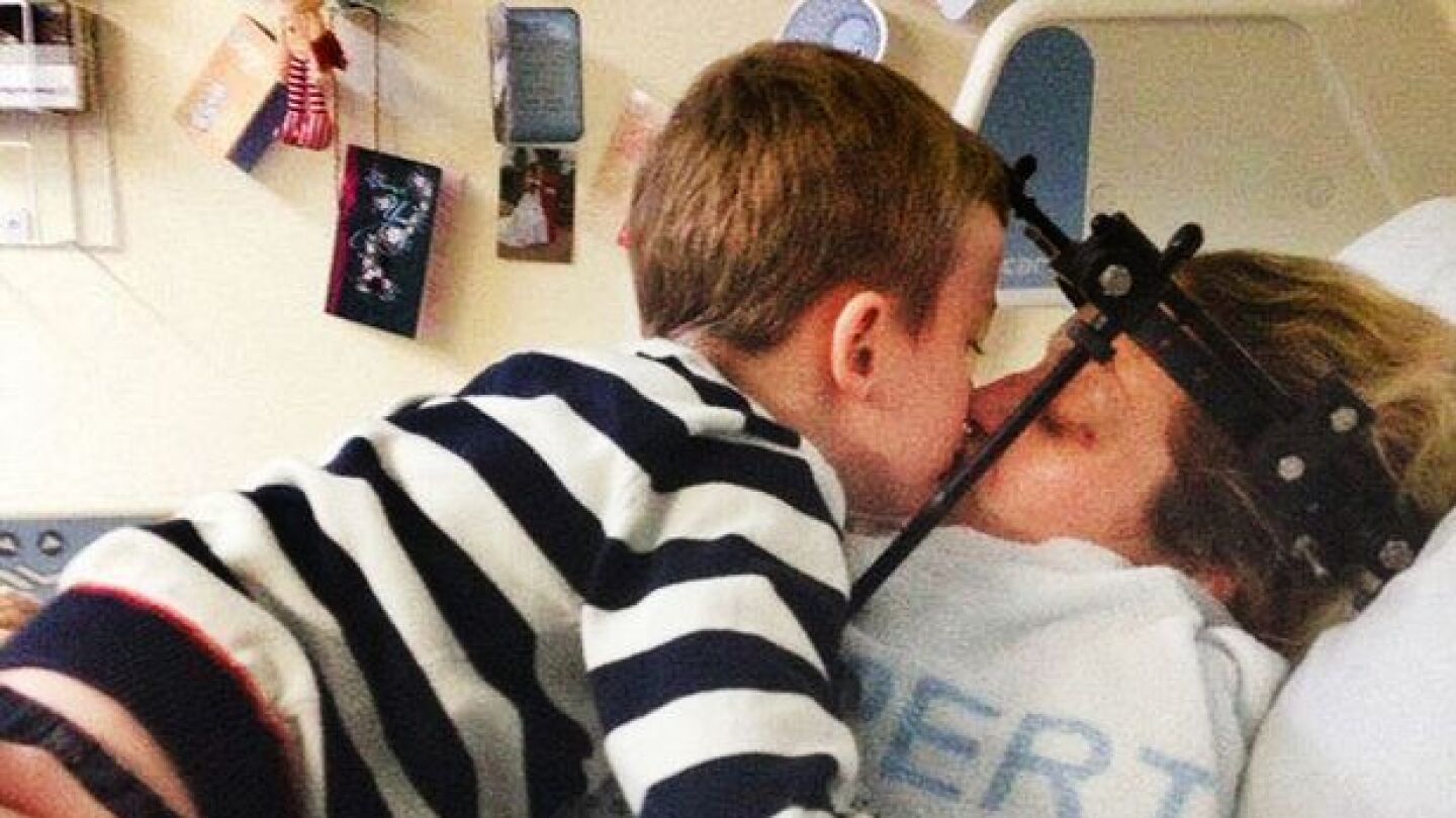 Ethan le da un beso a su madre
