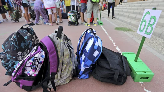 Las mochilas de varios escolares en un colegio Las mochilas de varios escolares en un colegio
