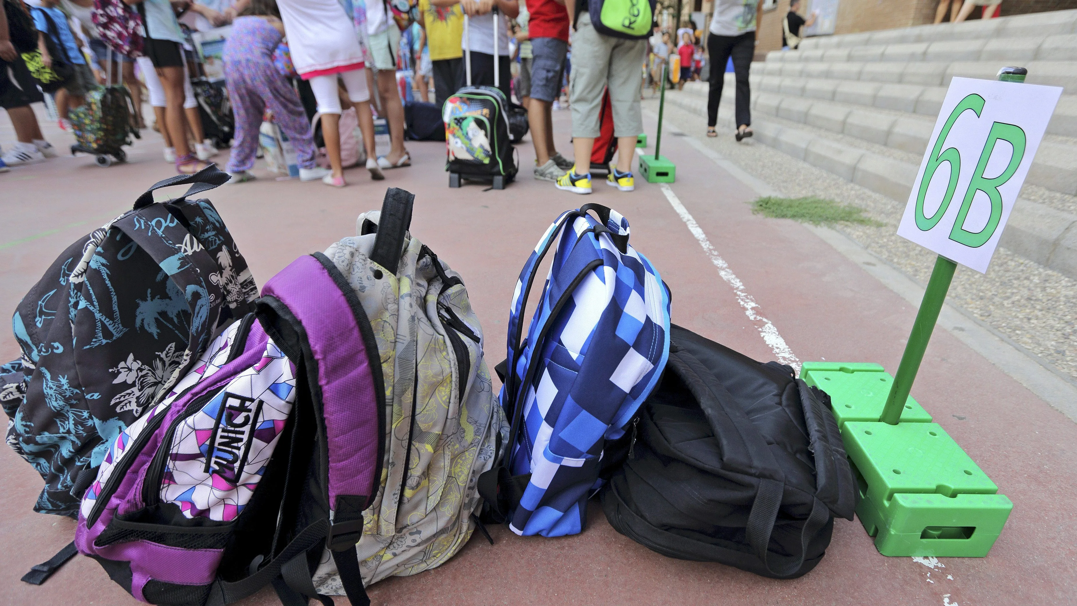 Las mochilas de varios escolares en un colegio