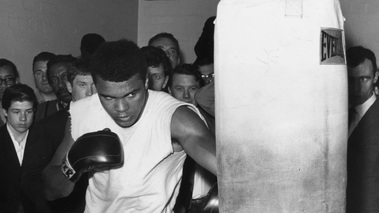 Muhammad Ali golpea un saco de boxeo Muhammad Ali golpea un saco de boxeo