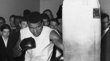 Muhammad Ali golpea un saco de boxeo