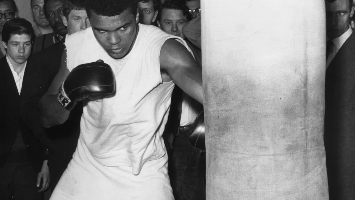 Muhammad Ali golpea un saco de boxeo