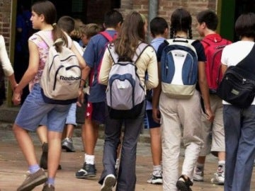 Niños yendo al colegio Niños yendo al colegio