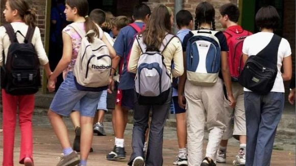 Niños yendo al colegio