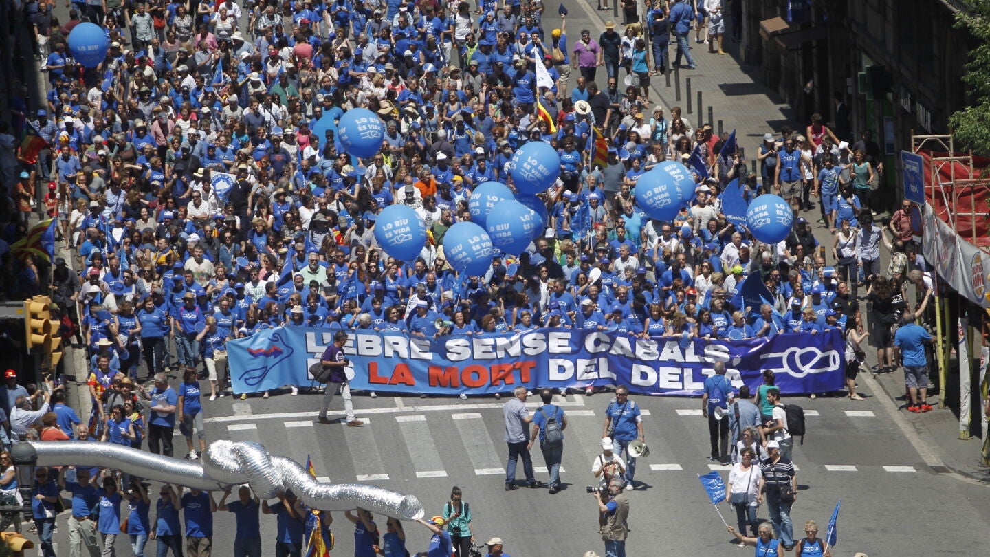 Miles de personas marchan contra el Plan Hidrol&oacute;gico del Ebro
