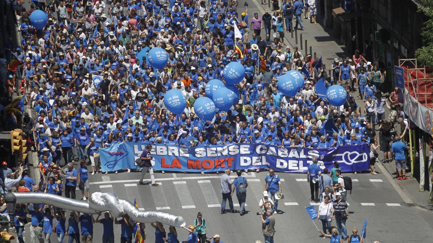 Miles de personas marchan contra el Plan Hidrológico del Ebro Miles de personas marchan contra el Plan Hidrológico del Ebro