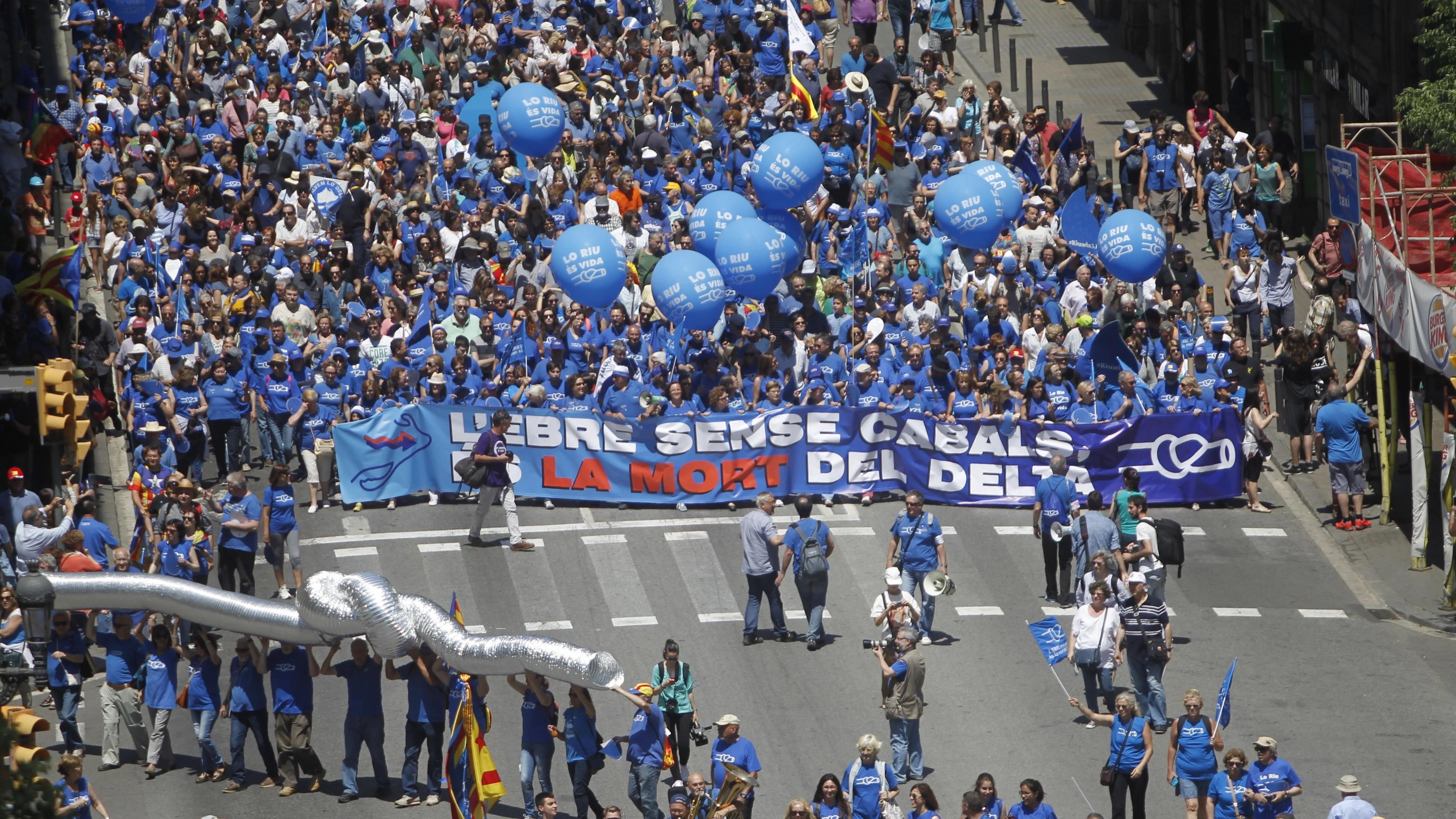 Miles de personas marchan contra el Plan Hidrológico del Ebro