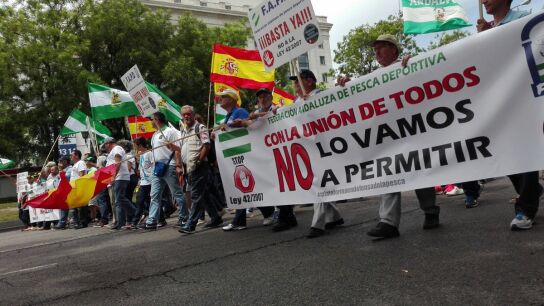 Miles de personas se manifiestan en Madrid en defensa de la pesca, la caza y el mundo rural 