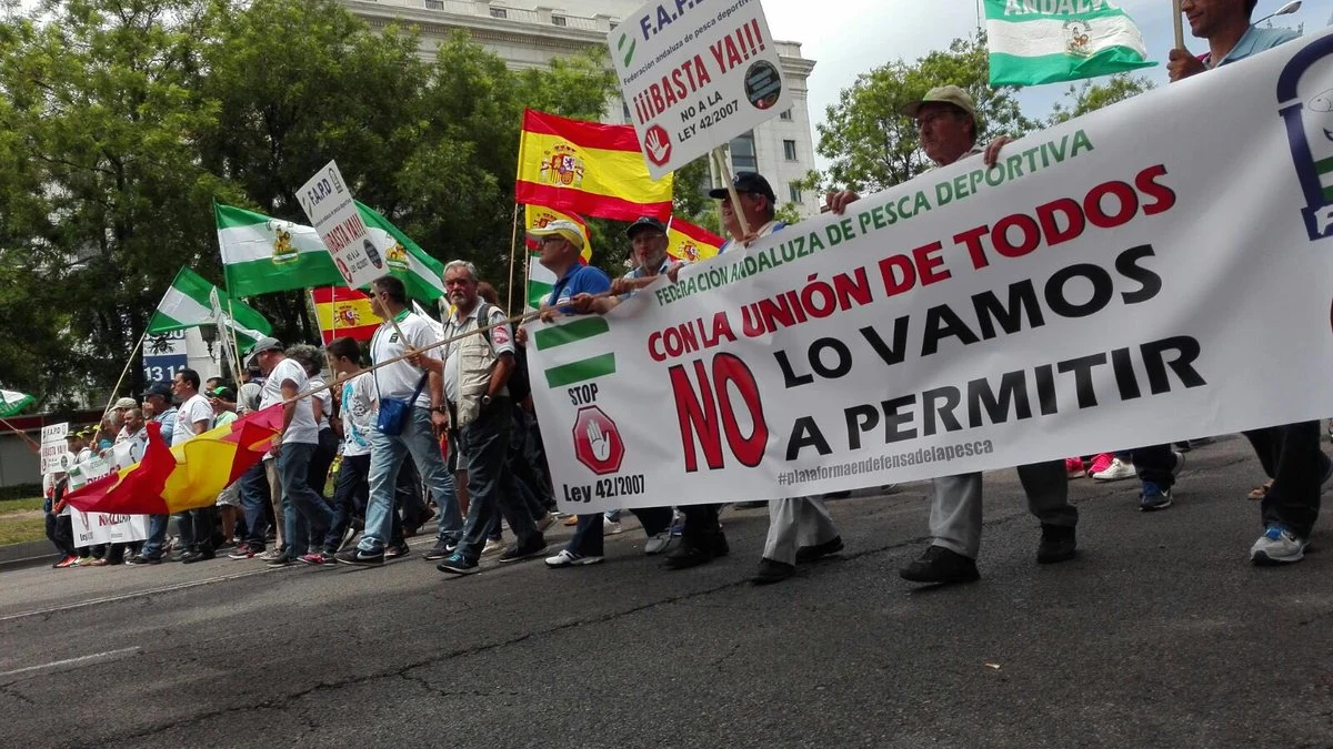 Miles de personas se manifiestan en Madrid en defensa de la pesca, la caza y el mundo rural 