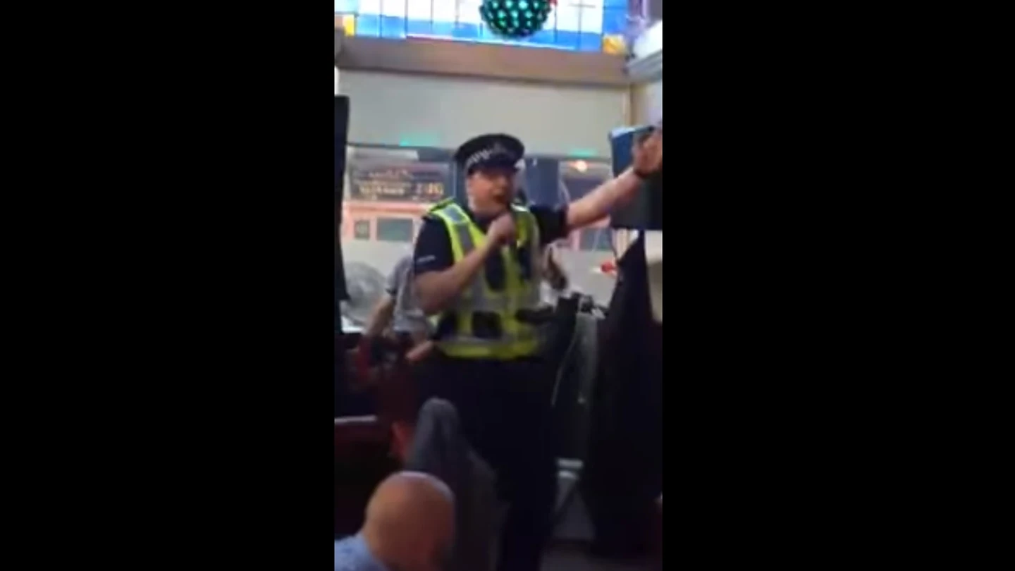 El agente sorprendió a todos cantando en el karaoke El agente sorprendió a todos cantando en el karaoke