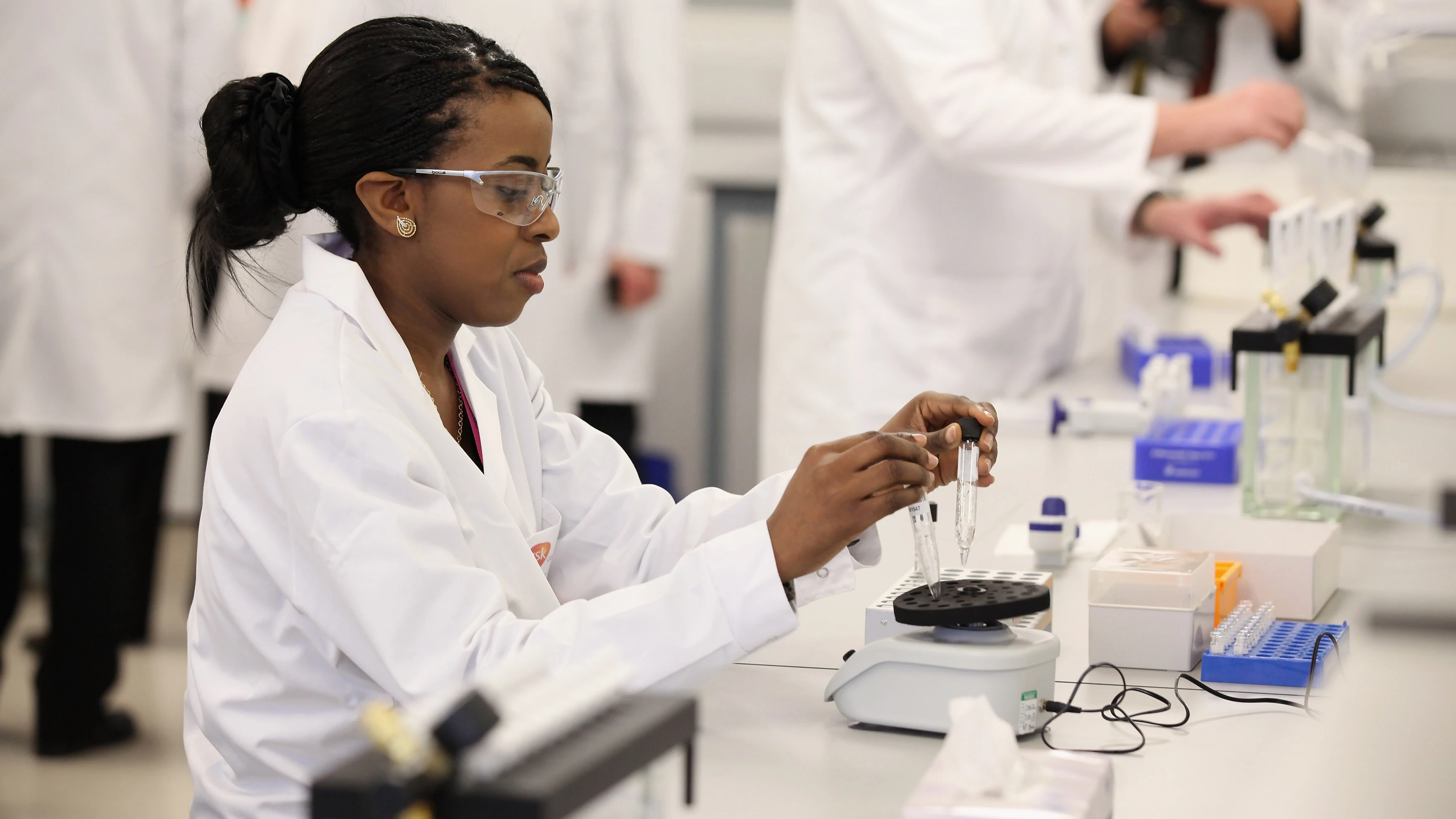 Una investigadora en un laboratorio