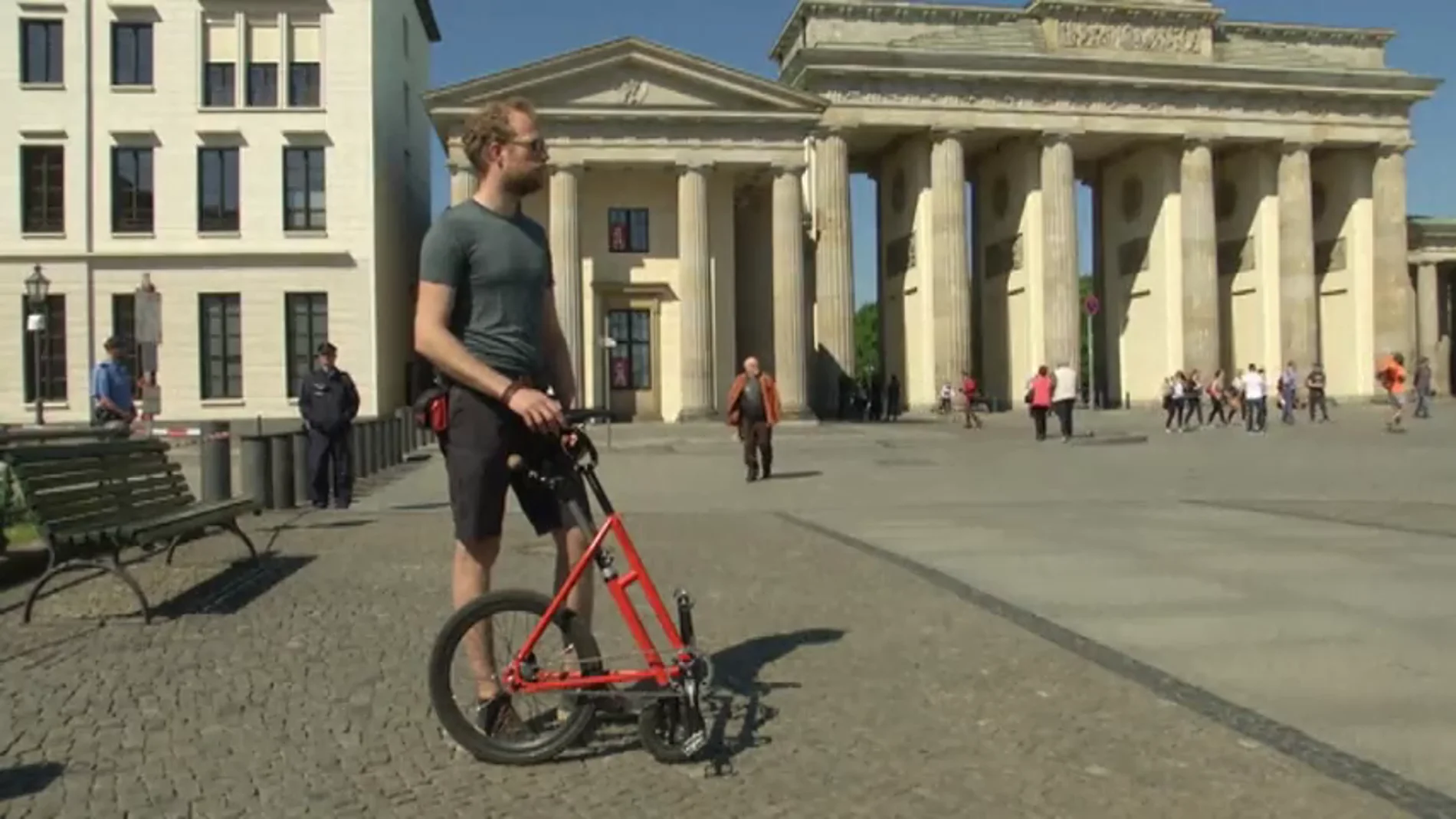 Frame 9.418008 de: Llega la "media bicicleta", lo nuevo para desplazarse por la ciudad ahorrando espacio