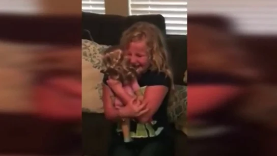 Una niña emocionada con su muñeca Una niña emocionada con su muñeca