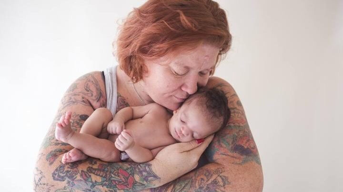 Christina Fisher junto a la pequena Abigail
