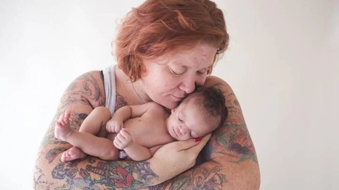 Christina Fisher junto a la pequena Abigail Christina Fisher junto a la pequena Abigail