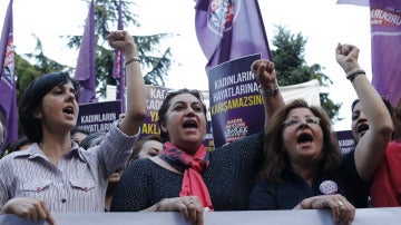 Mujeres protestan contra Erdogan