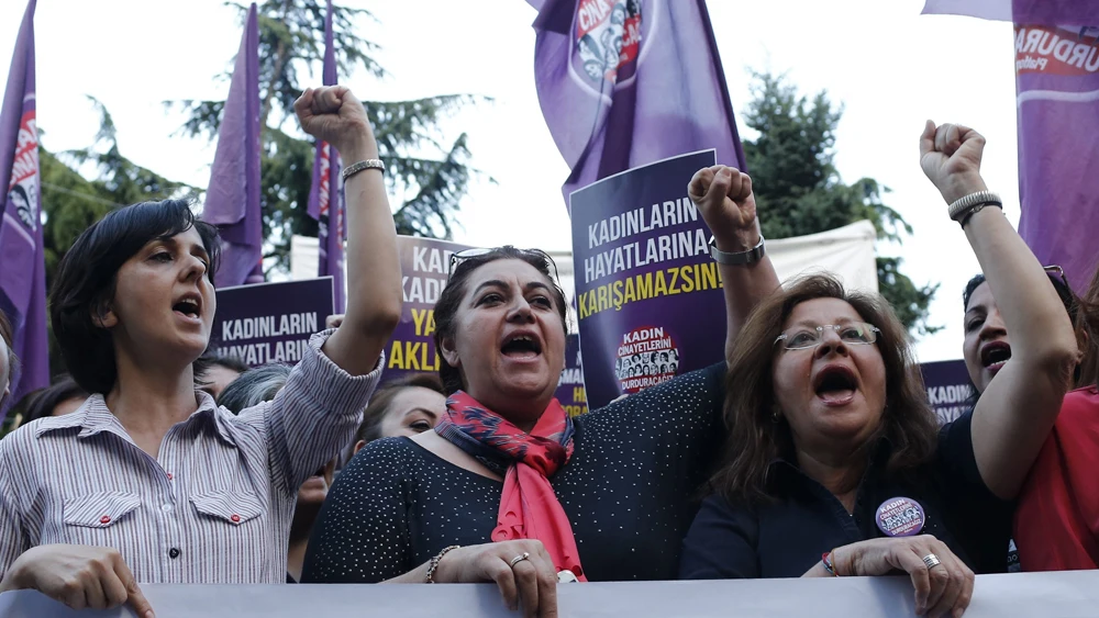 Mujeres protestan contra Erdogan