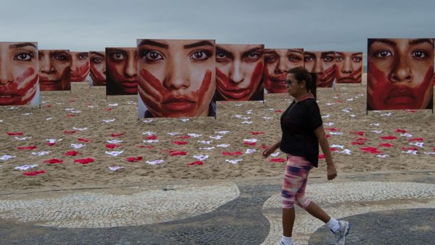 Las 420 bragas en la playa representan las violaciones cometidas en Brasil cada tres d&iacute;as