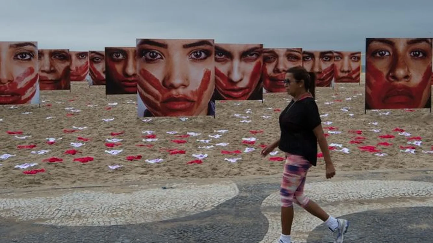 Las 420 bragas en la playa representan las violaciones cometidas en Brasil cada tres días Las 420 bragas en la playa representan las violaciones cometidas en Brasil cada tres días