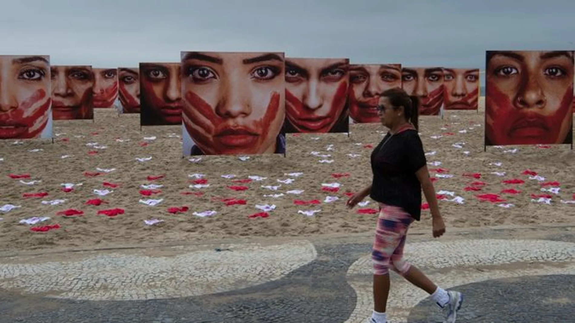 Las 420 bragas en la playa representan las violaciones cometidas en Brasil cada tres días