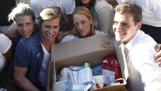 Albert Rivera participa en la campa&ntilde;a 'Rescate Venezuela', en la Puerta del Sol