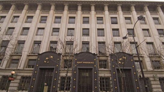 Vista exterior de la sede del banco franc&eacute;s BNP Paribas, en Par&iacute;s