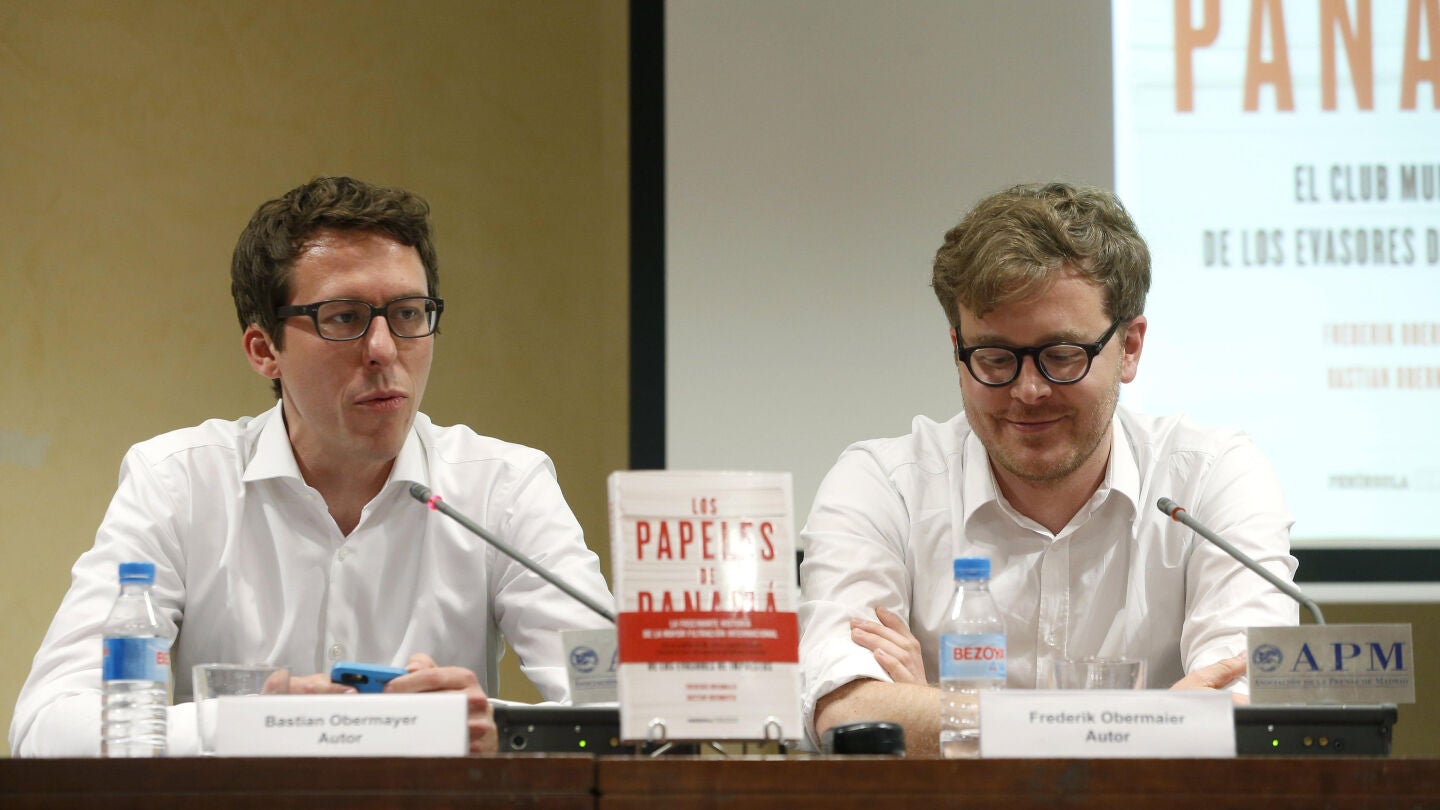 Los pediodistas alemanes Bastian Obermayer y Frederik Obermaier, autores del libro 'Los papeles de Panam&aacute;'