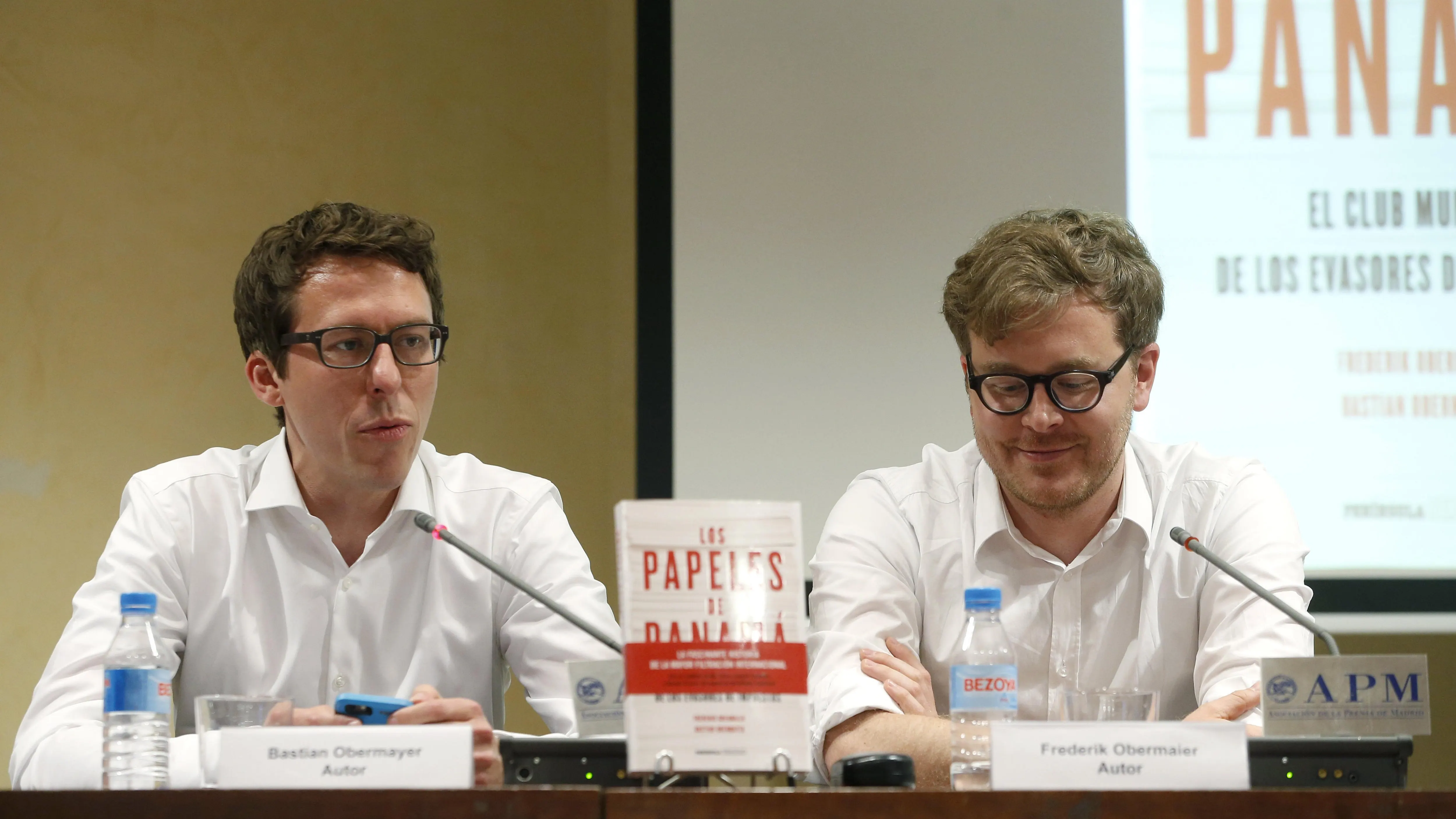 Los pediodistas alemanes Bastian Obermayer y Frederik Obermaier, autores del libro 'Los papeles de Panamá'