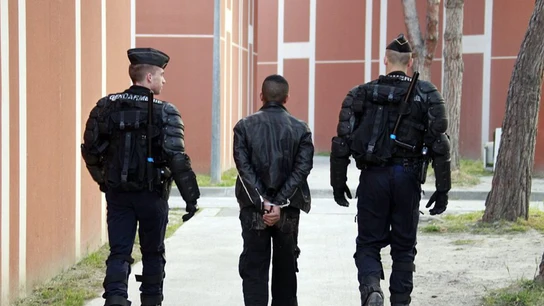 Gendarme con un detenido Gendarme con un detenido